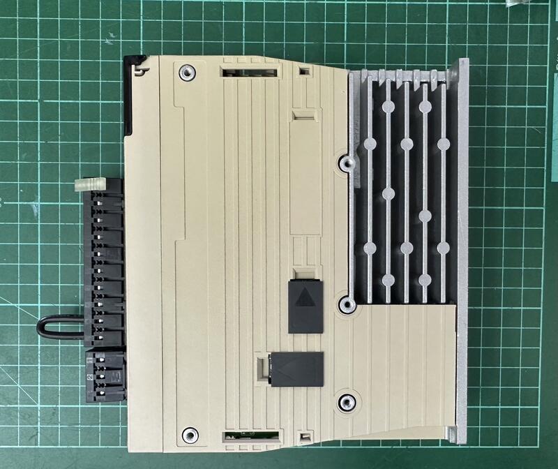 YASKAWA  MODEL:SGDV-R70A01B (盒裝新品) — 2 / 2